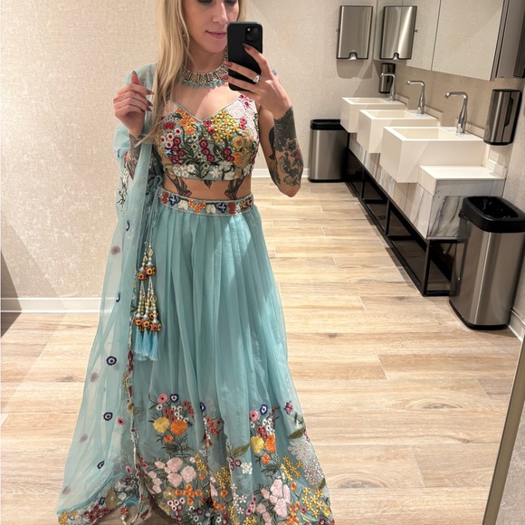 Lehenga set for Indian wedding - Picture 4 of 4